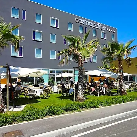 Cosmopolitan 4*