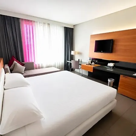 Cosmopolitan 4*